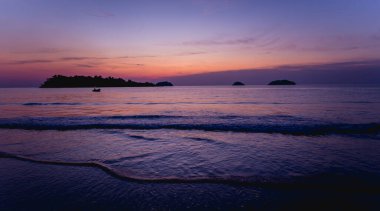 Tropiklerdeki sahilde güzel bir gün batımı. Gökyüzü ve okyanus