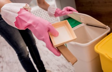 Mutfakta çöpleri ayıran genç bir kız. Geri dönüşüm kavramı. Sıfır atık