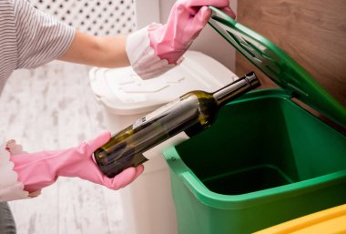 Mutfakta çöpleri ayıran genç bir kız. Geri dönüşüm kavramı. Sıfır atık