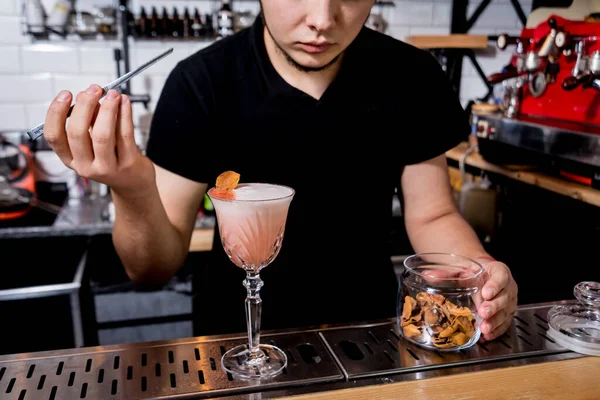 Il barista prepara cocktail al bancone del bar. Cocktail freschi. Barman al lavoro. Ristorante. Vita notturna . — Foto Stock