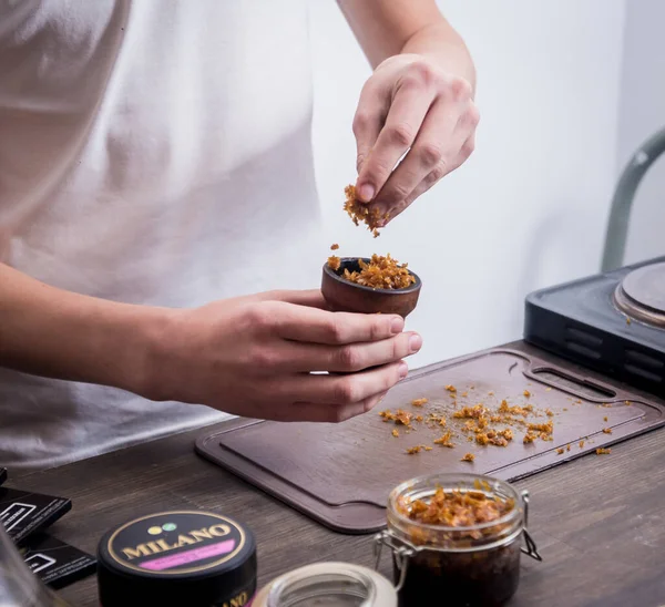 Vařím v baru hadici. Řezání tabáku do mísy. Restaurace — Stock fotografie