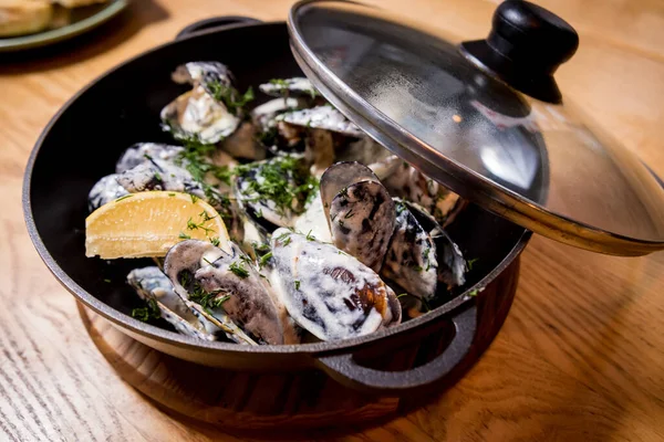 Mussels with garlic white sauce in a bowl. Restaurant — 스톡 사진