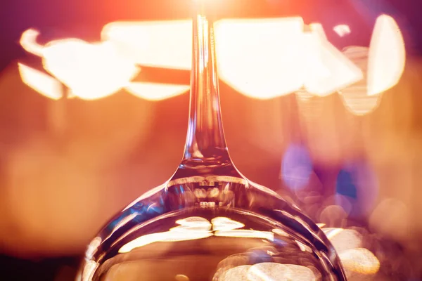 Wijn en martini glazen in plank boven een bar rek in restaurant. — Stockfoto