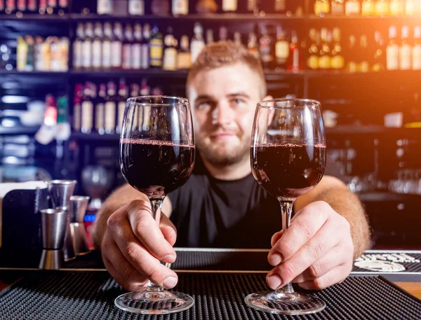 Barmen bardağa kırmızı şarap doldurur. Sommelier. Restoranda. Gece hayatı. — Stok fotoğraf