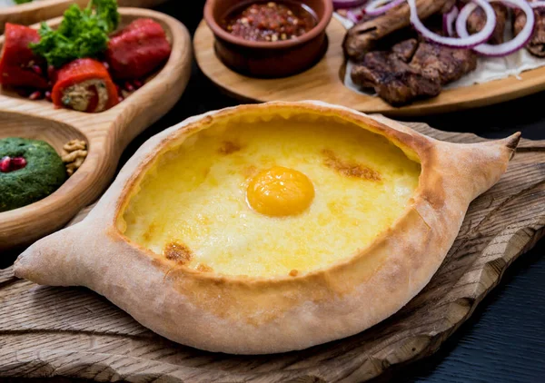 Хачапури с сыром, овощами и яйцами. Национальная кухня Грузии — стоковое фото