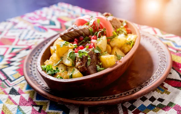 Patatas fritas con trozos de carne en una olla de barro. Cocina europea . — Foto de Stock