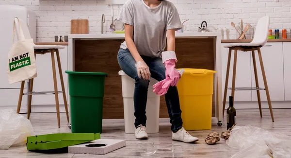 Chica joven clasificando basura en la cocina. Concepto de reciclaje. Residuos cero — Foto de Stock