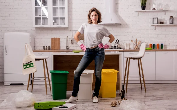 Rapariga a classificar lixo na cozinha. Conceito de reciclagem. Resíduos zero — Fotografia de Stock