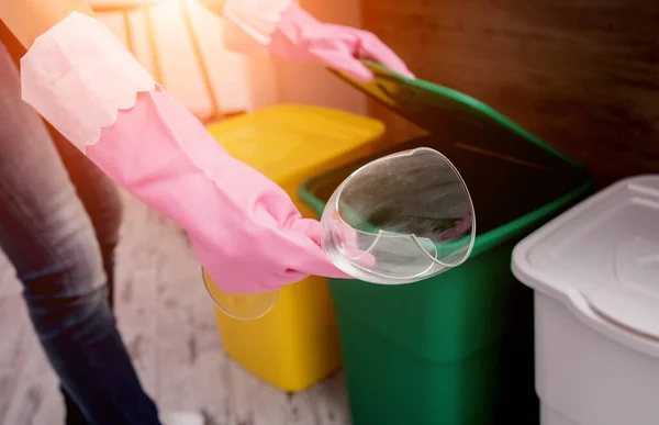 Gadis muda memilah sampah di dapur. Konsep daur ulang. Nol limbah — Stok Foto