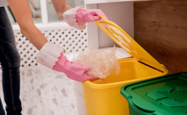 Chica joven clasificando basura en la cocina. Concepto de reciclaje. Residuos cero — Foto de Stock