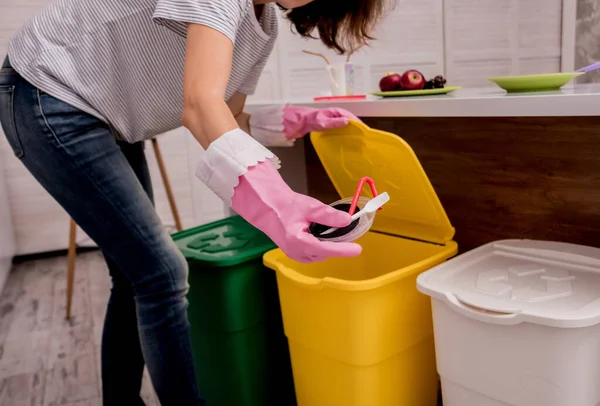 Chica joven clasificando basura en la cocina. Concepto de reciclaje. Residuos cero — Foto de Stock