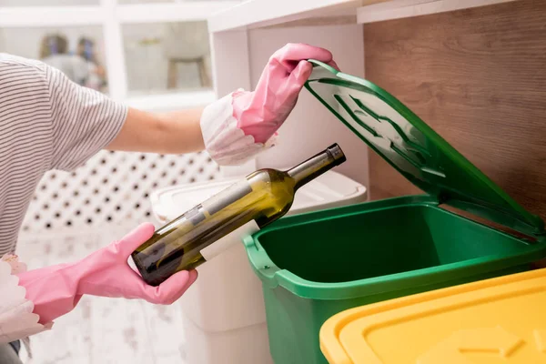 Chica joven clasificando basura en la cocina. Concepto de reciclaje. Residuos cero — Foto de Stock