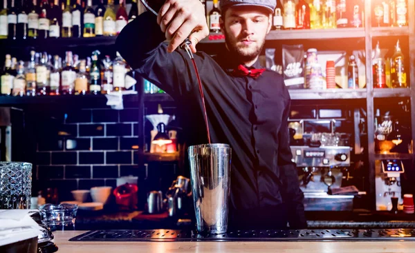 O barman está a fazer cocktails no balcão do bar. Coquetéis frescos . — Fotografia de Stock