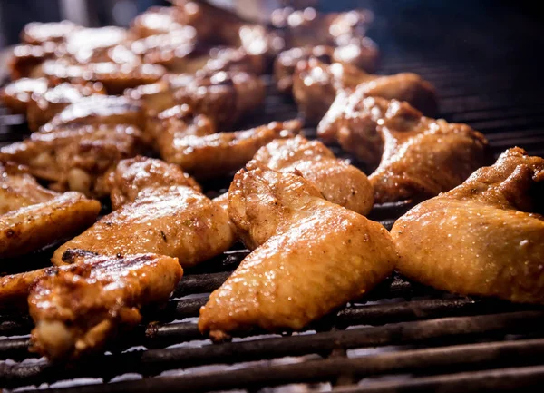 Smažená kuřecí křídla na grilovacím grilu. Restaurace. — Stock fotografie