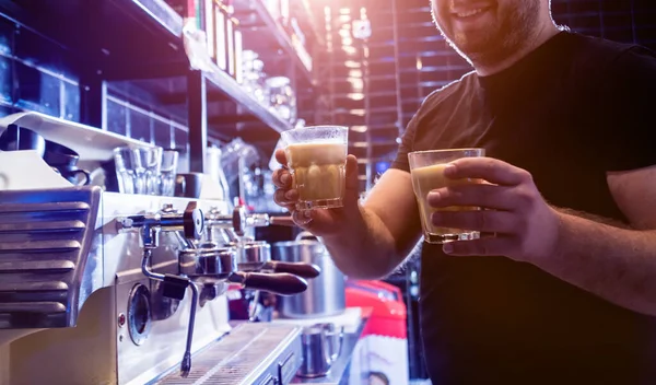 Barman dělá kávu, cappuccino, kakao, nápoj v baru. — Stock fotografie