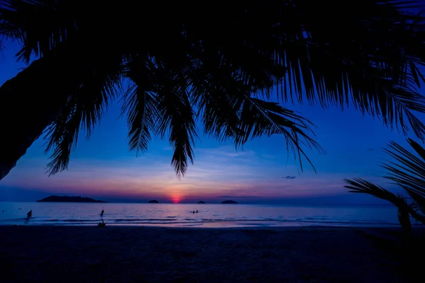 熱帯のビーチで美しい夕日。空と海 — ストック写真