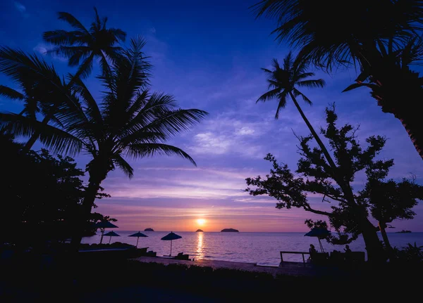 Hermosa puesta de sol en la playa en los trópicos. Cielo y océano — Foto de Stock
