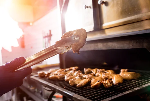 Fried chiken wings at grill barbecue. Restaurant. — Stock Photo, Image