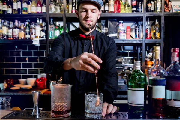 O barman está a fazer cocktails no balcão do bar. Coquetéis frescos . — Fotografia de Stock