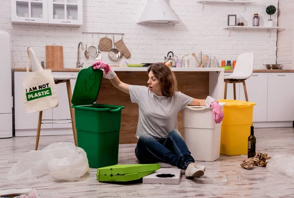 Chica joven clasificando basura en la cocina. Concepto de reciclaje. Residuos cero — Foto de Stock