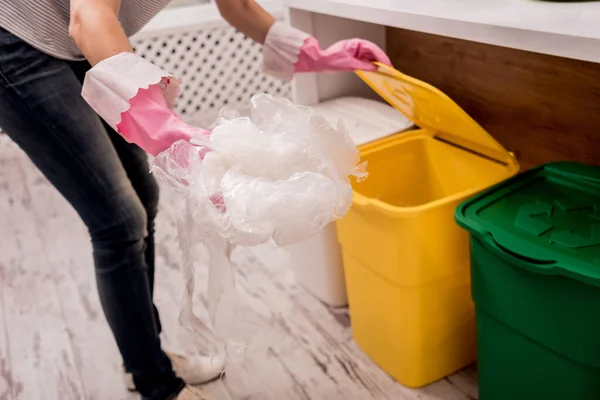 Chica joven clasificando basura en la cocina. Concepto de reciclaje. Residuos cero — Foto de Stock