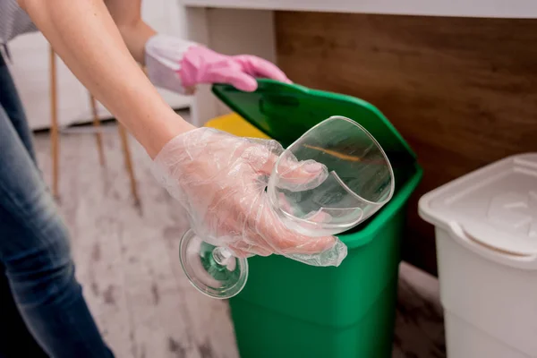 Chica joven clasificando basura en la cocina. Concepto de reciclaje. Residuos cero — Foto de Stock