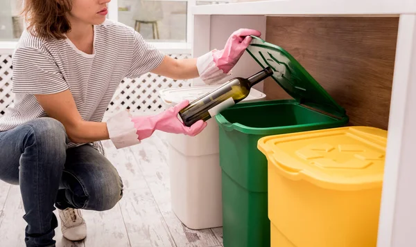 Een jong meisje dat afval sorteert in de keuken. Concept van recycling. Geen afval — Stockfoto