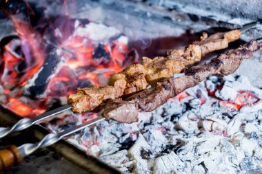 Izgarada leziz biftek ve domuz barbeküsü. Gürcü restoranı.