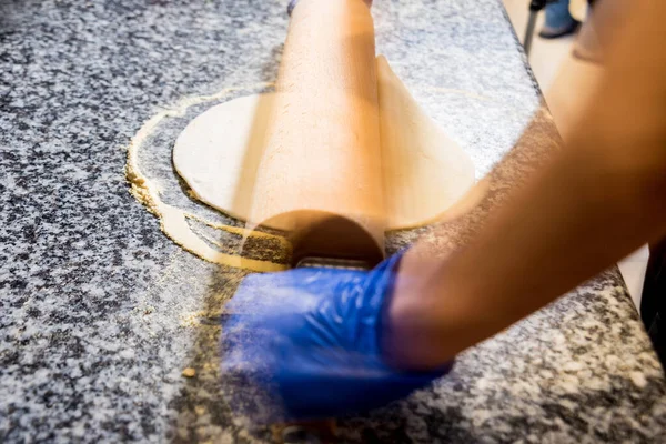 ピザを作るプロセス。カフェキッチンでピザを作るシェフパン職人の手 — ストック写真