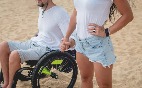 Uomo disabile in sedia a rotelle con la moglie sulla spiaggia . — Foto Stock