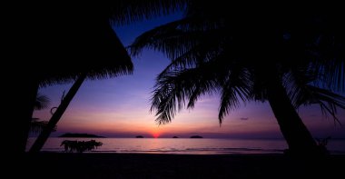 Tropiklerdeki sahilde güzel bir gün batımı. Gökyüzü ve okyanus
