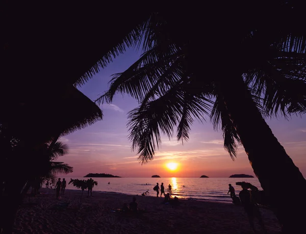 Wunderschöner Sonnenuntergang am Strand in den Tropen. Himmel und Ozean — Stockfoto