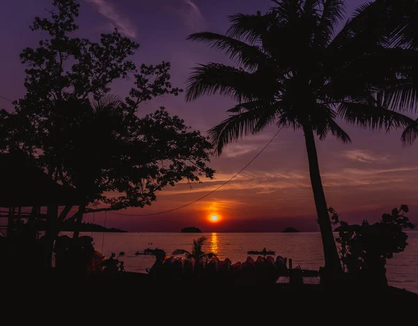 熱帯のビーチで美しい夕日。空と海 — ストック写真