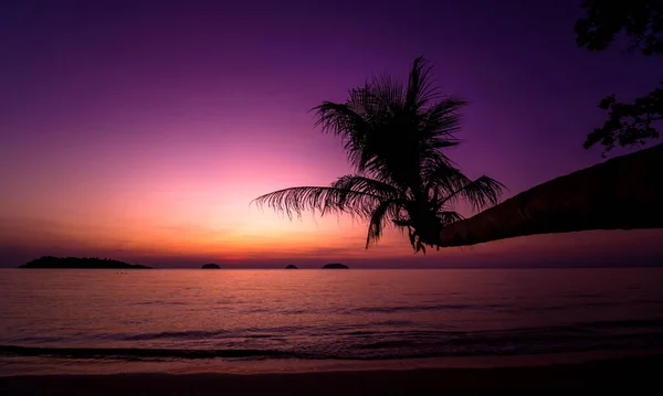 Beautiful sunset at the beach in the tropics. Sky and ocean — Stock Photo, Image