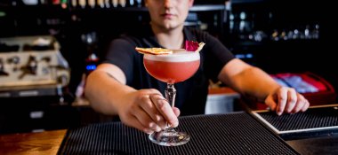 Barmen barda kokteyl hazırlıyor. Taze kokteyller. Barmen iş başında.. 