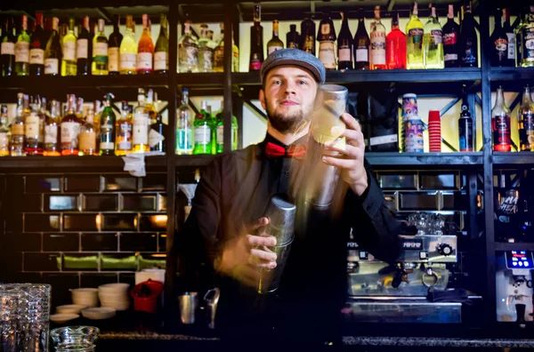 O barman está a fazer cocktails no balcão do bar. Coquetéis frescos . — Fotografia de Stock