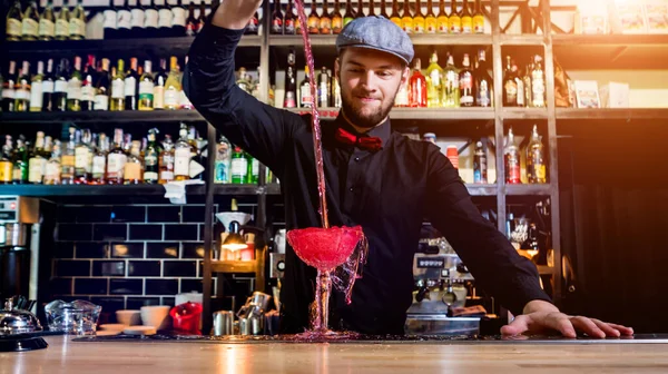 Barmen barda kokteyl hazırlıyor. Taze kokteyller.. — Stok fotoğraf