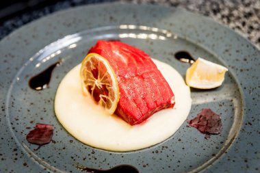 Tabağında otlar olan çiğ somon balığı filetosu. Restoran.