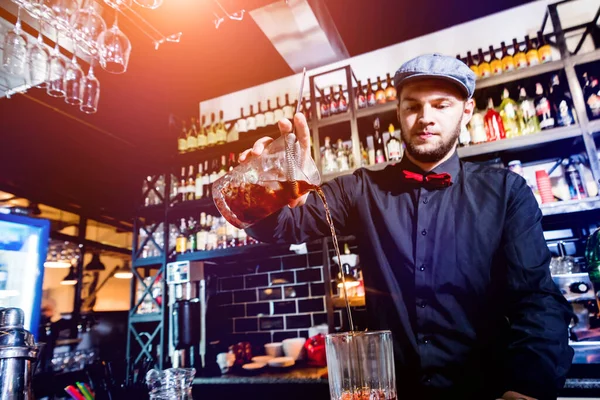 El camarero está haciendo cócteles en el mostrador del bar. Cócteles frescos . — Foto de Stock