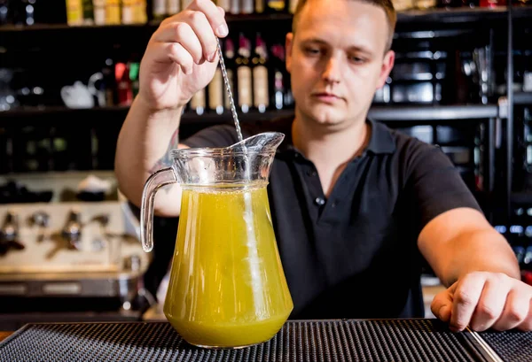 El camarero está haciendo cócteles en el mostrador del bar. Cócteles frescos. Barman en el trabajo . — Foto de Stock