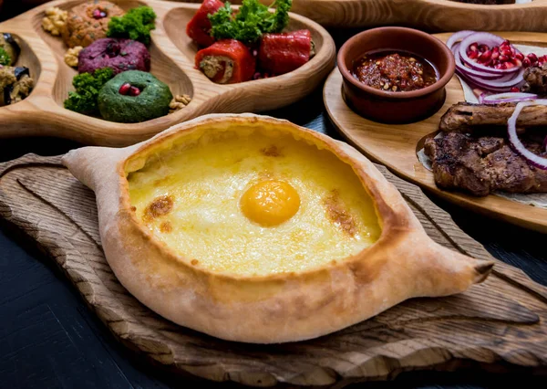 Хачапури с сыром, овощами и яйцами. Национальная кухня Грузии . — стоковое фото