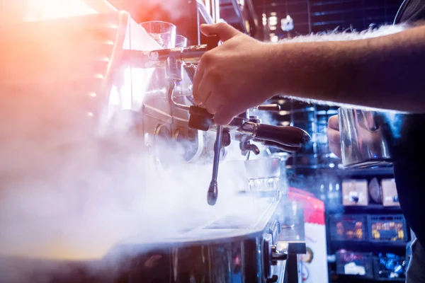Barman dělá kávu, cappuccino, kakao, nápoj v baru — Stock fotografie
