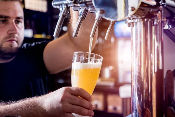 Empregado de bar a servir cerveja no bar. Restaurante . — Fotografia de Stock