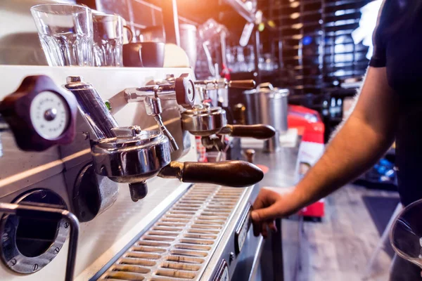 Der Barkeeper kocht Kaffee, Cappuccino, Kakao, trinkt an der Bar. — Stockfoto