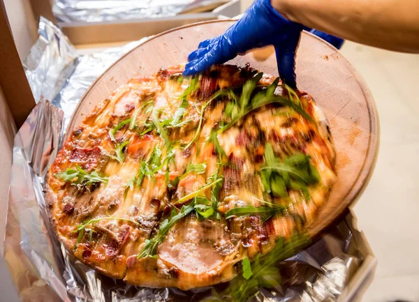 Pizza savoureuse dans les boîtes de livraison. Cuisine . — Photo