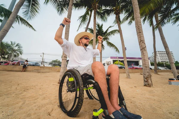 Hombre discapacitado en silla de ruedas en la playa . —  Fotos de Stock