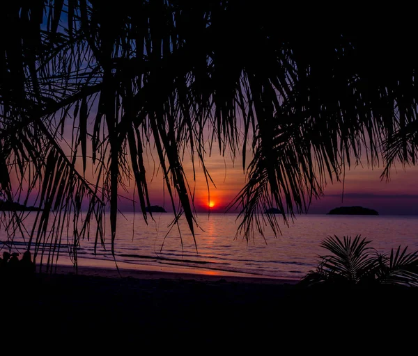 熱帯のビーチで美しい夕日。空と海 — ストック写真