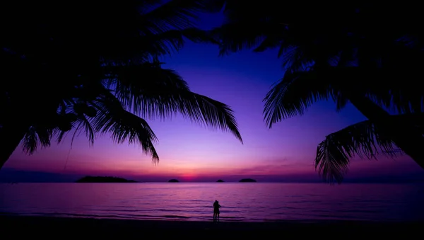 Beau coucher de soleil sur la plage sous les tropiques. Ciel et océan — Photo