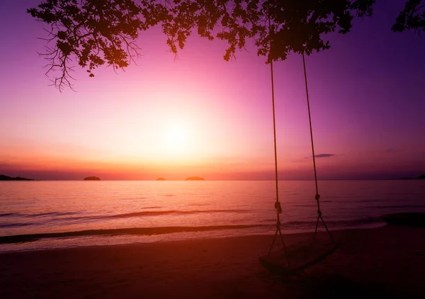 Beautiful sunset at the beach in the tropics. Sky and ocean — Stock Photo, Image