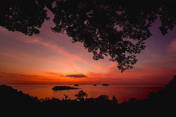 Beautiful sunset at the beach in the tropics. Sky and ocean — Stock Photo, Image